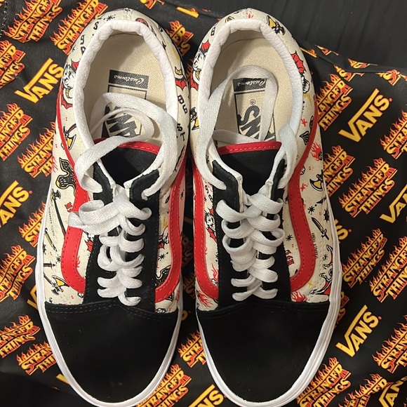 STRANGER THINGS CUSTOM VANS SUPER RARE - Picture 3 of 7